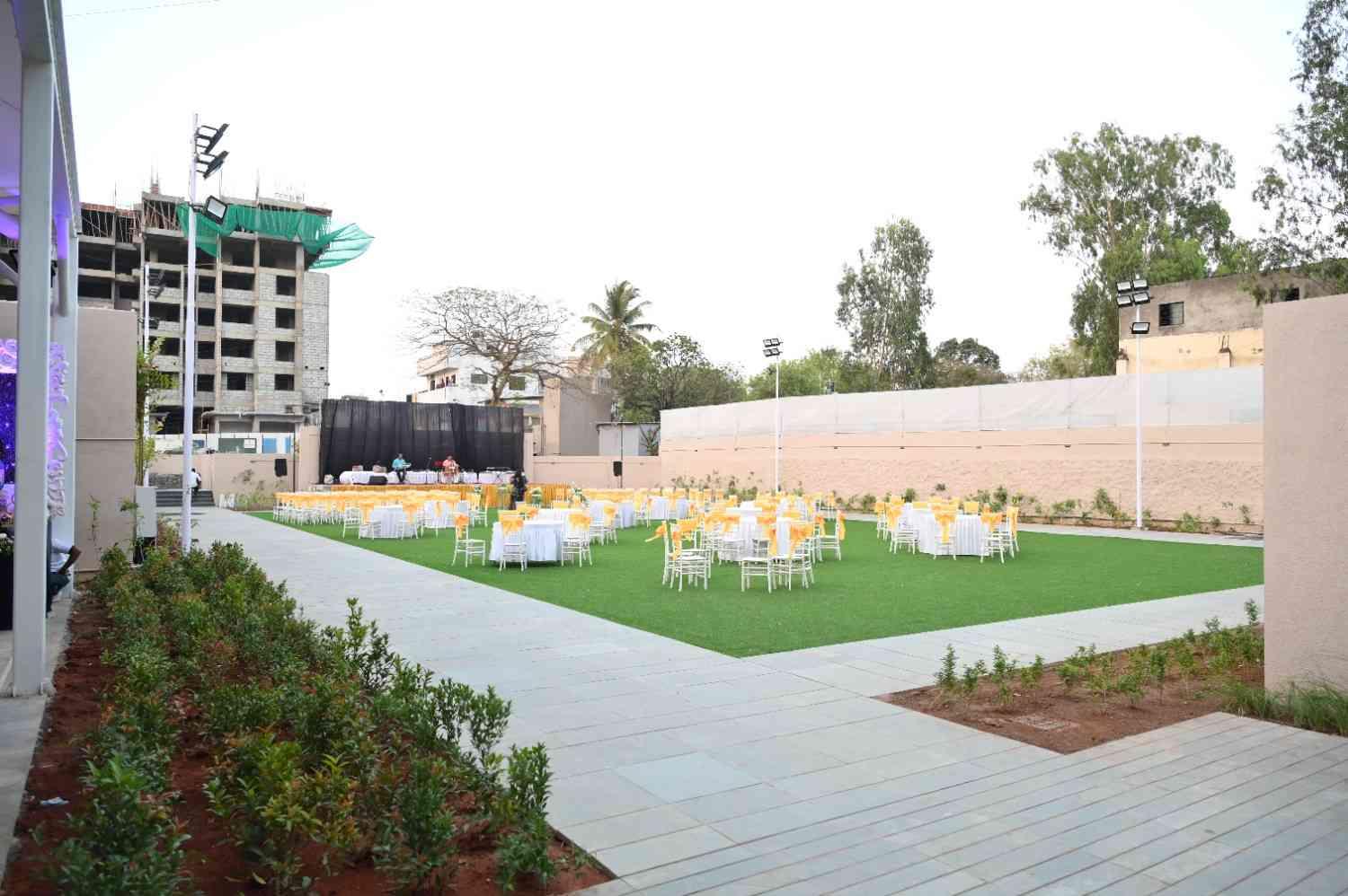Hotel Haldi Lawn 4