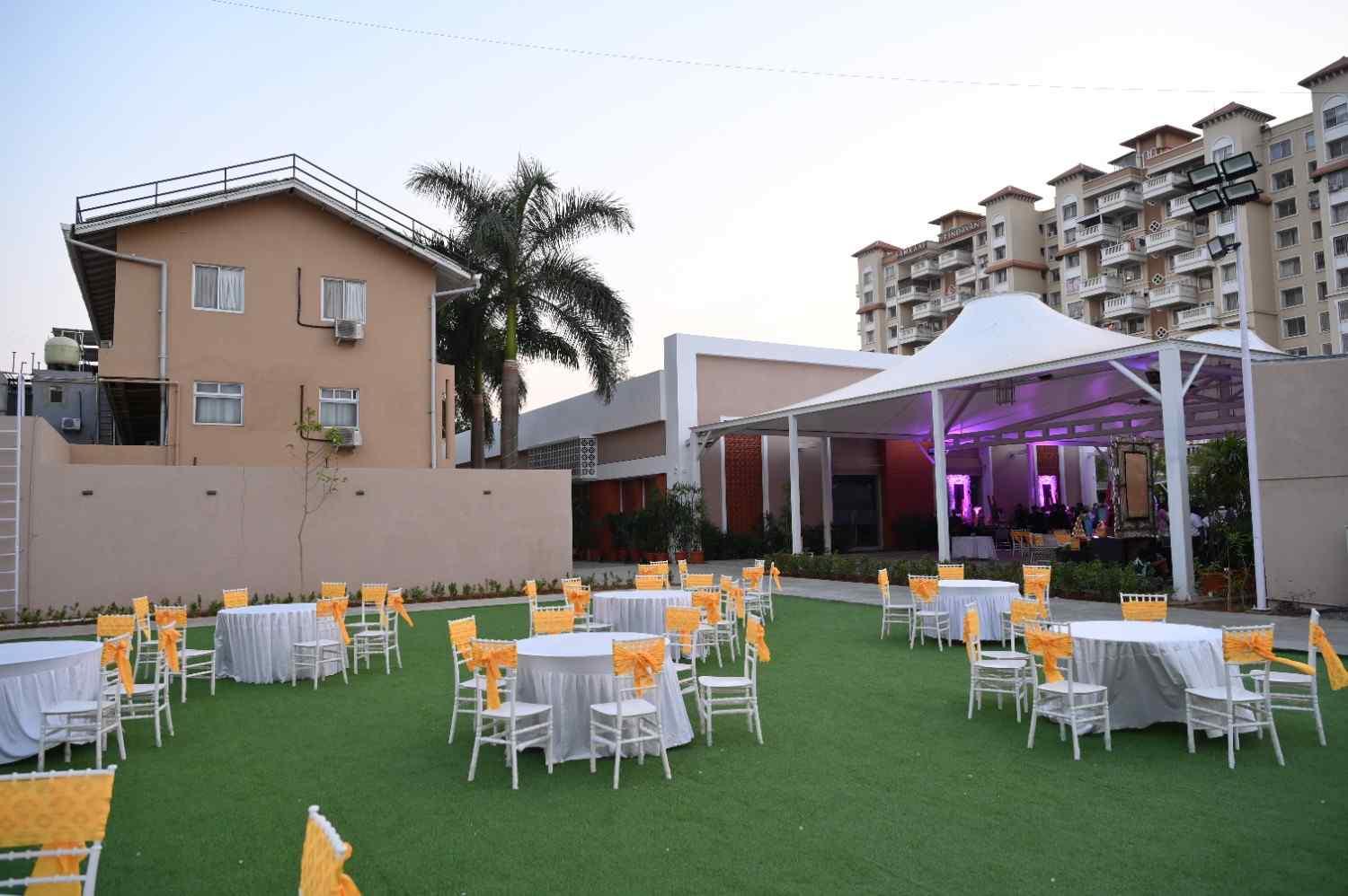 Hotel Haldi Lawn 2