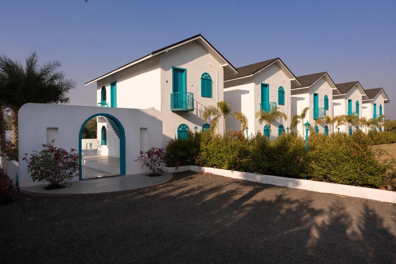 Larissa Lawn 3